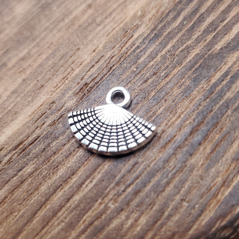 Fan shell charm ✨️‎